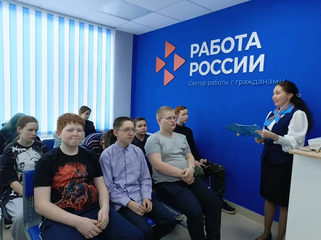 🧑‍🎓🧑‍🏫 2 апреля учащиеся 6-9 классов посетили Кадровый центр «Работа России» в Ална...