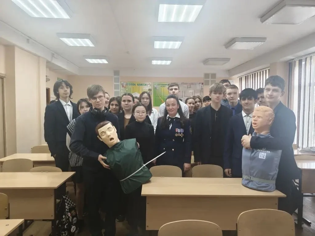 Начальник организационно-массового отдела Анна Андреевна Васильева провела уроки безопасности в  3д 