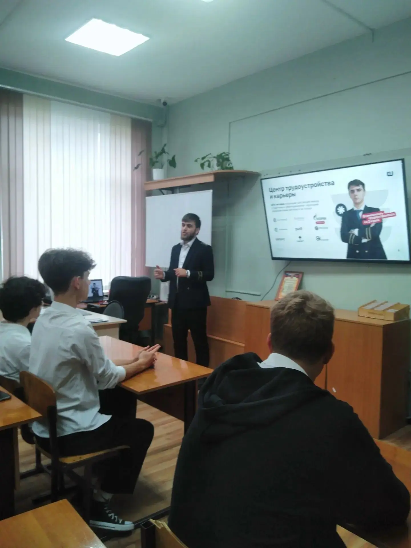 В МОБУ СОШ № 5 им. Г. К. Жукова состоялась встреча старшеклассников с представителями Г...