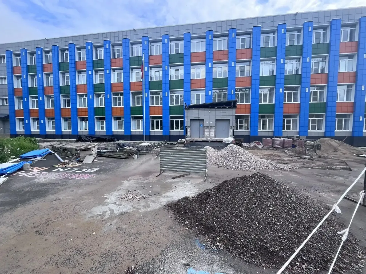Шаг за шагом к новому облику: ремонт крыльца школы №5 продолжается! 🚧🏗️🏫

Наш школьный двор сейча