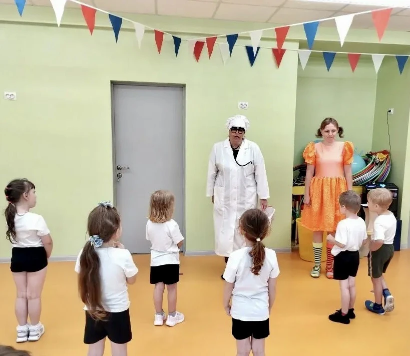 🍎Витаминный забег: Айболит и Карамелька в гостях у дошколят 🥕

Доктор Айболит и его помощница — де