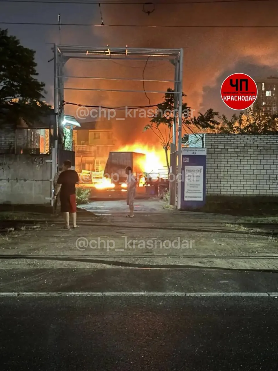 ❗️ Грузовик с прицепом загорелся вечером на улице Воронежской в Краснодаре.
