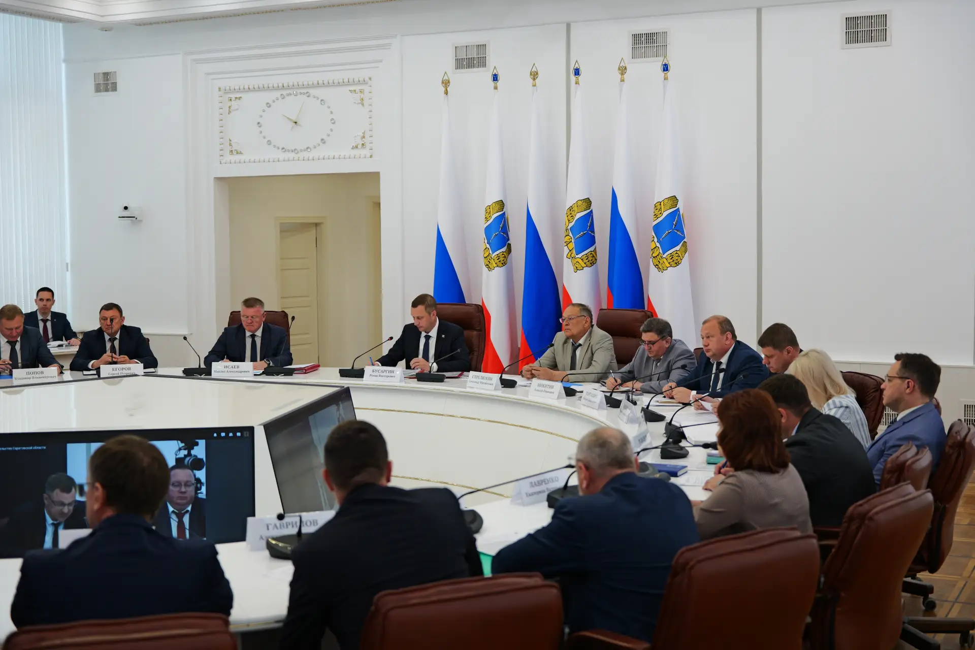 Губернатор Саратовской области Роман Бусаргин провел постоянно действующее совещание с ...