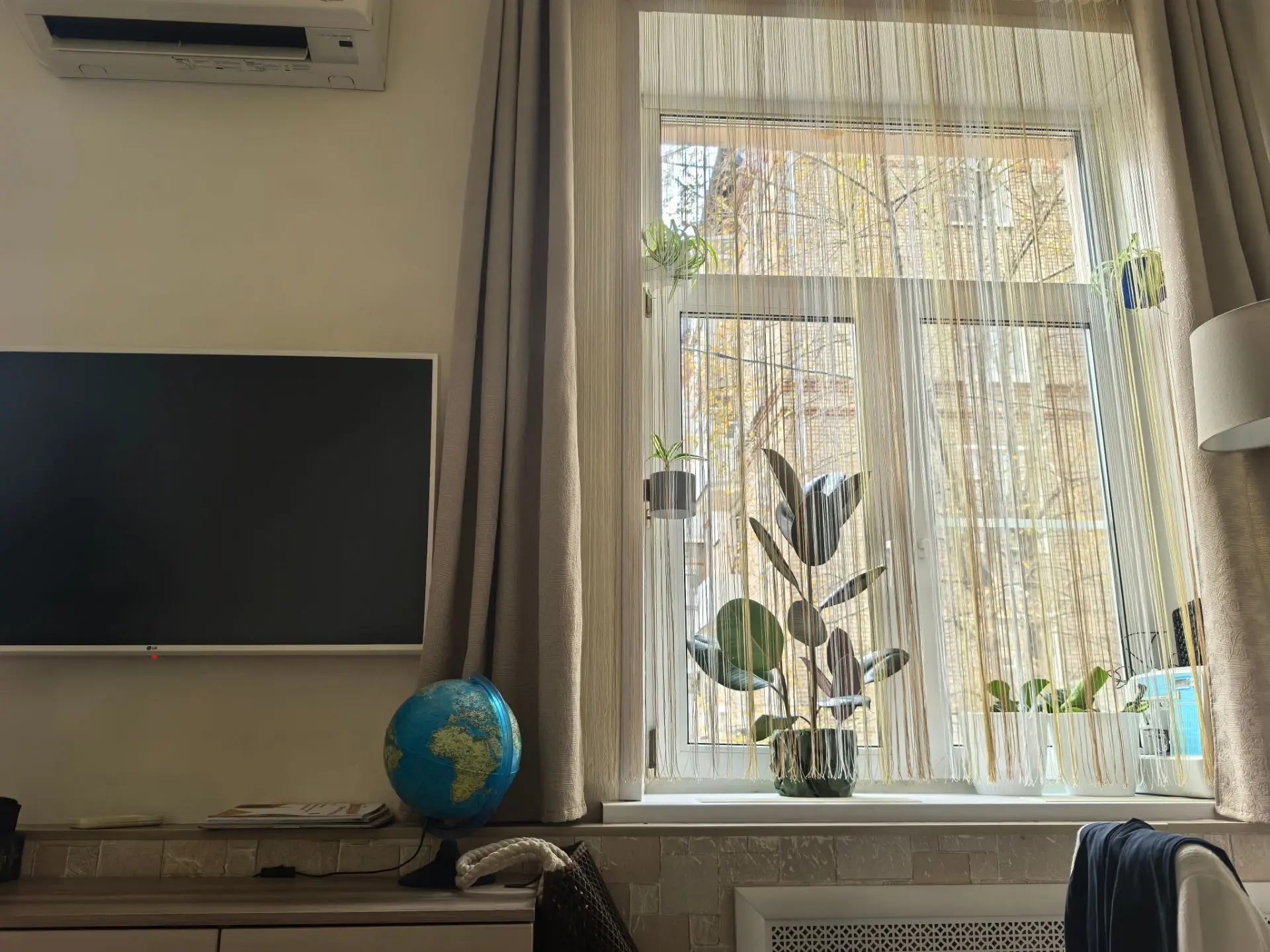 Дома тоже кстати зябко. Включили на обогрев кондей. Да и шторы пора менять, листва - все(