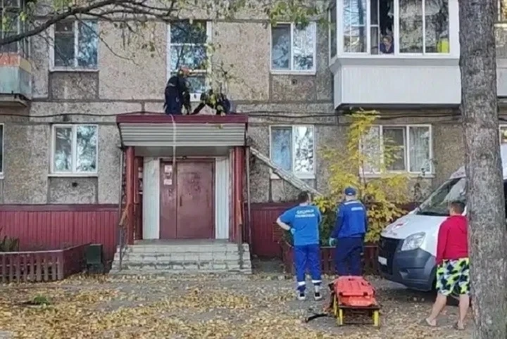 На Урале мужчина выпал с четвертого этажа и выжил