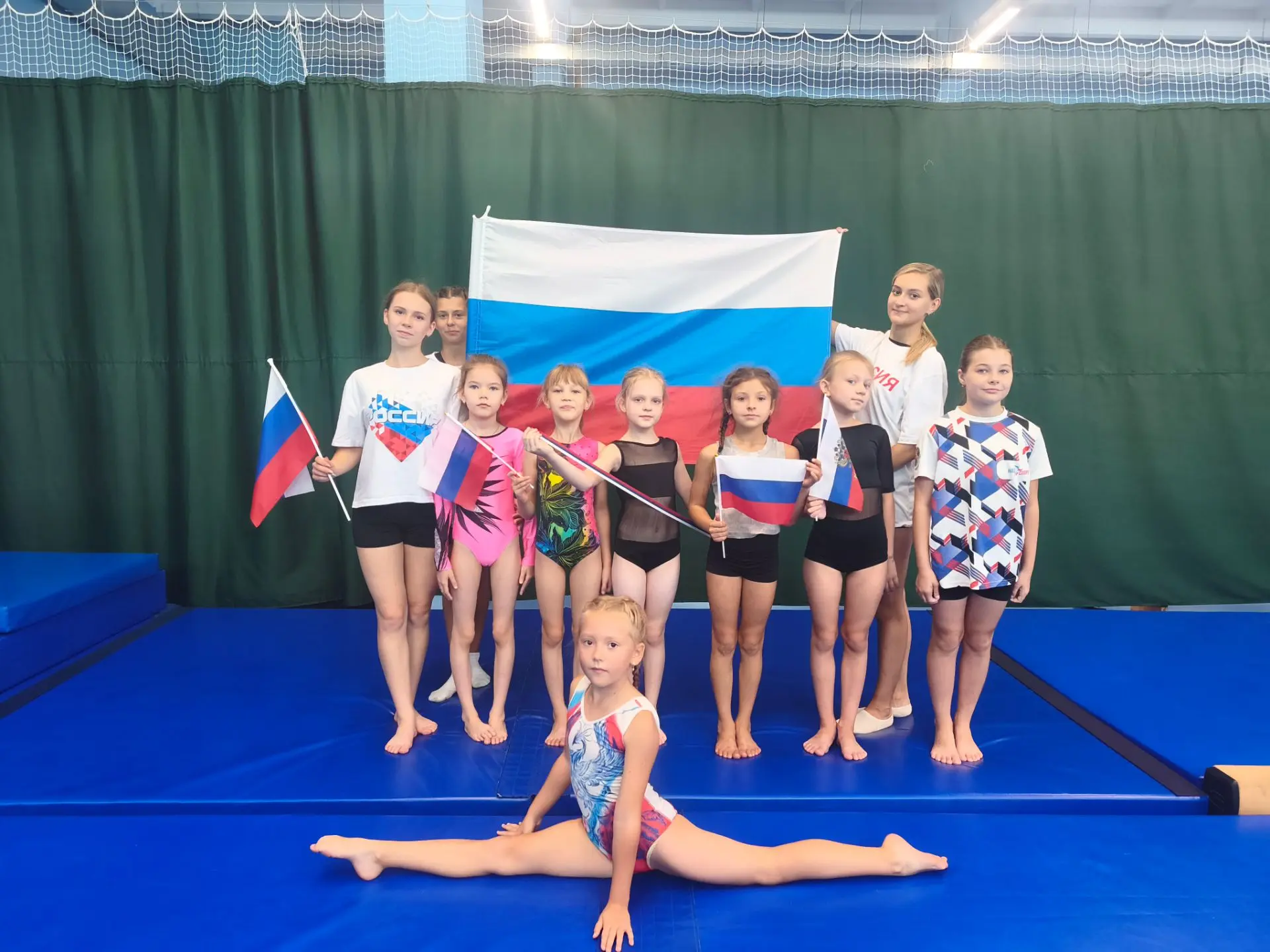 Совместная тренировка по спортивной гимнастике в честь праздника "День флага"