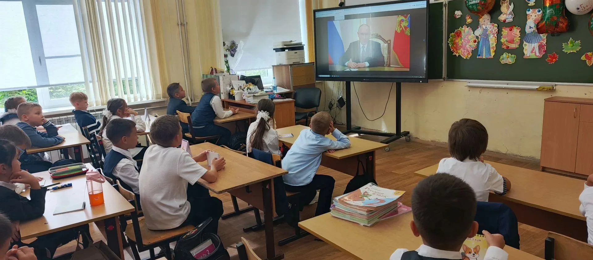 День Знаний это необычный праздник. Это  начало дороги к новым знаниям,  это долгожданн...