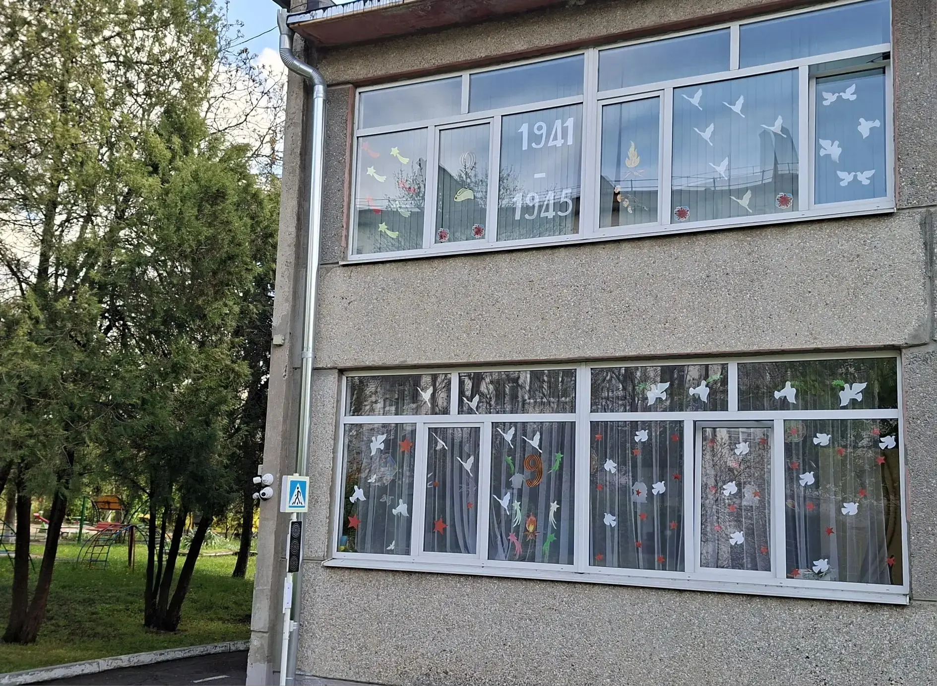 В преддверии Дня Победы воспитанники нашего детского сада приняли участие в акции "Окна...
