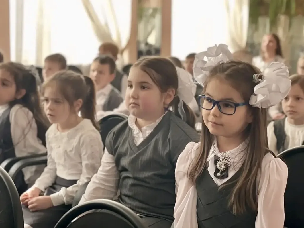 🎓 Первый важный шаг сделан!  ❤️ Наши первоклассники попрощались со своей первой школьной книгой — Аз