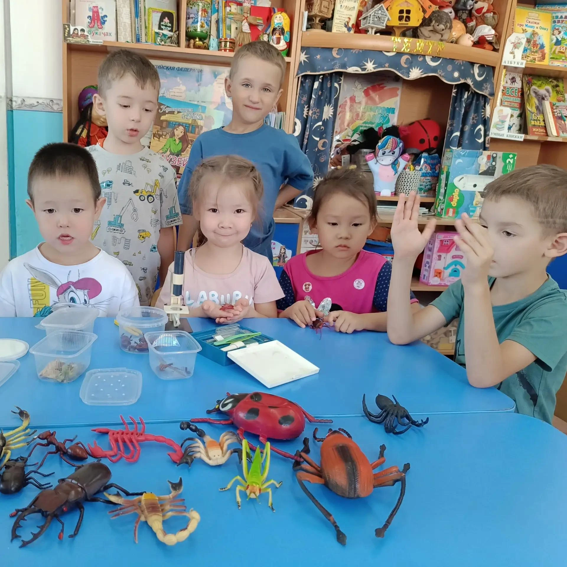 ✨ В группе "Дружная семейка" ребята исследовали насекомых под микроскопом.