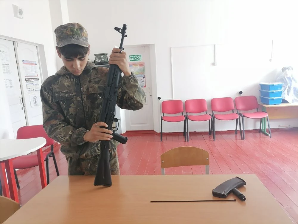 🏕️ С 1 по 5 июня в школе проходят военные сборы для обучающихся 10 классов
 👍Наш боец за сборкой а