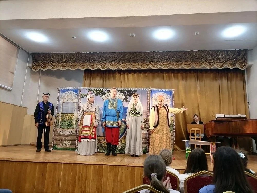 В рамках Года единства народов России ученики 5 «А» класса вместе с  классным руководителем Фоминой 