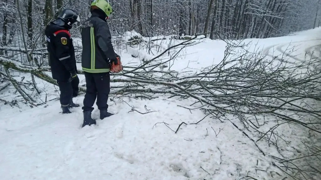 💥 Ураган ломал деревья и крушил автомобили в Костроме  Разбушевавшаяся стихия, похоже, не намерена у