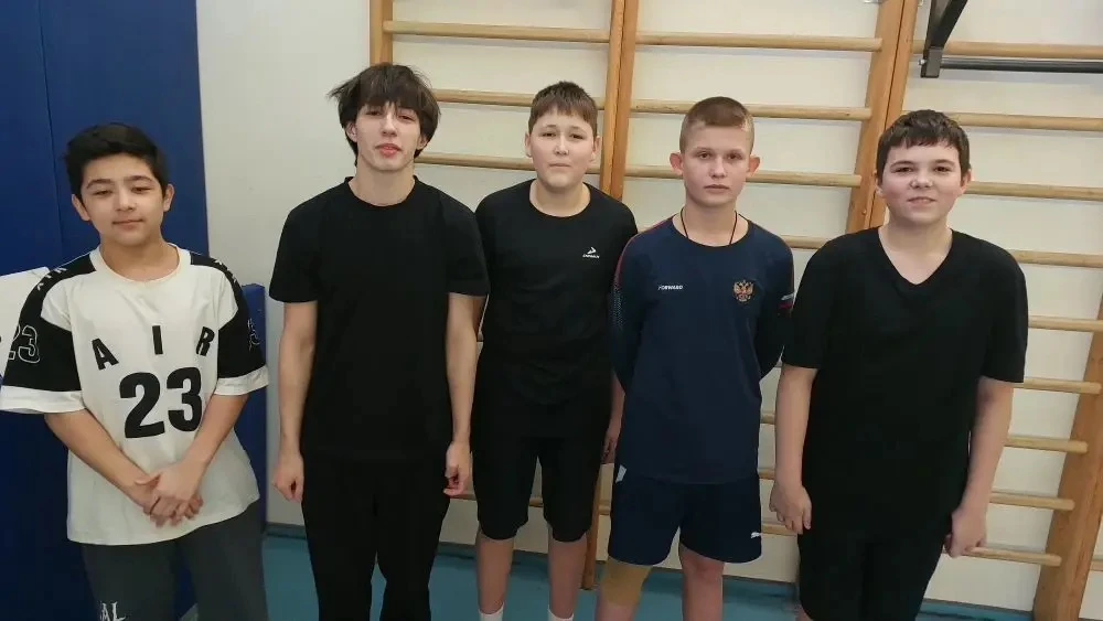 🏀🇷🇺 «А ну-ка, парни!» — продолжение соревнований на Поэтическом 🇷🇺🏀  Сегодня в нашей школе продолжил