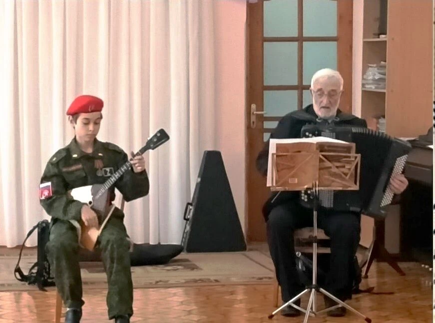 🎼 В гости к ребятам детского сада «Светлячок» с прекрасным мини-концертом пришли ученики и педагог д