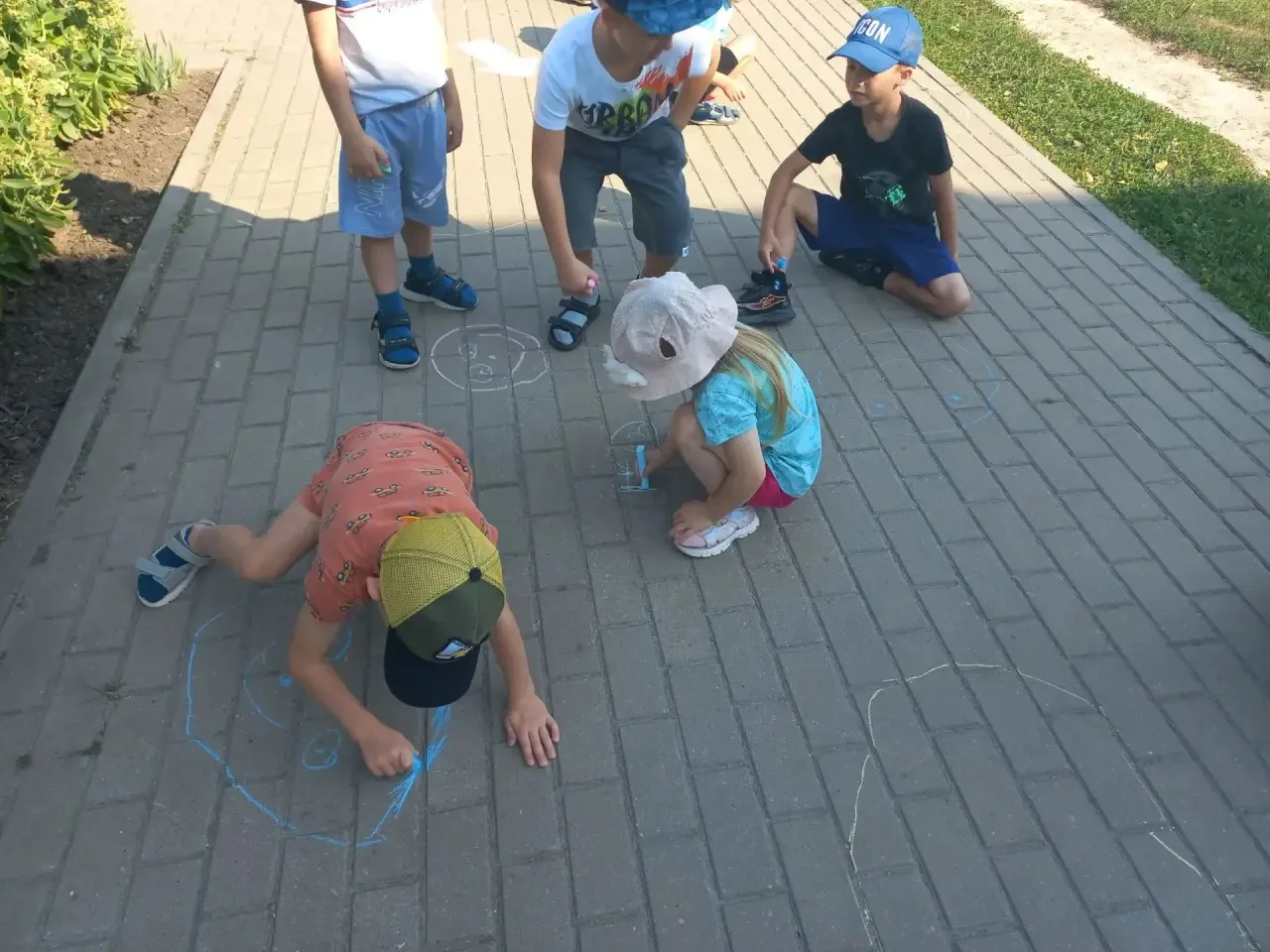 Я рисую на асфальте белым мелом слово  счастье 😁 ребята средней группы  подготовительн...