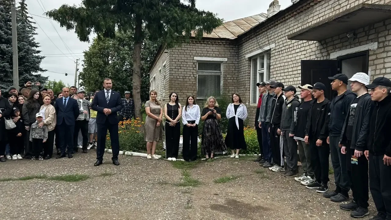 Сегодня утром проводили в армию 20 наших парней.

Традиционный летний призыв. Ребята из Чишминского 