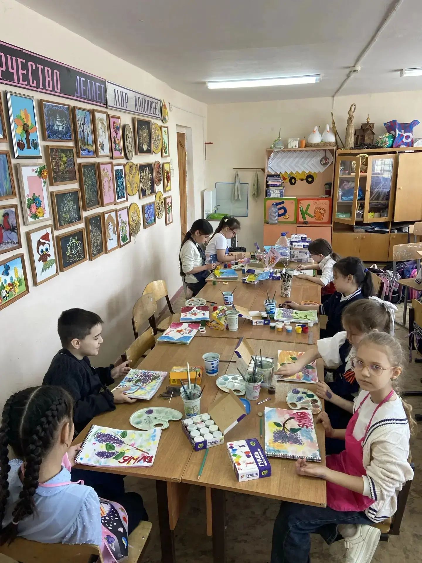 🇷🇺 Помним. Гордимся. Рисуем.  Ребята под руководством педагога Зухры Гафуровны Курманбаевой приняли 