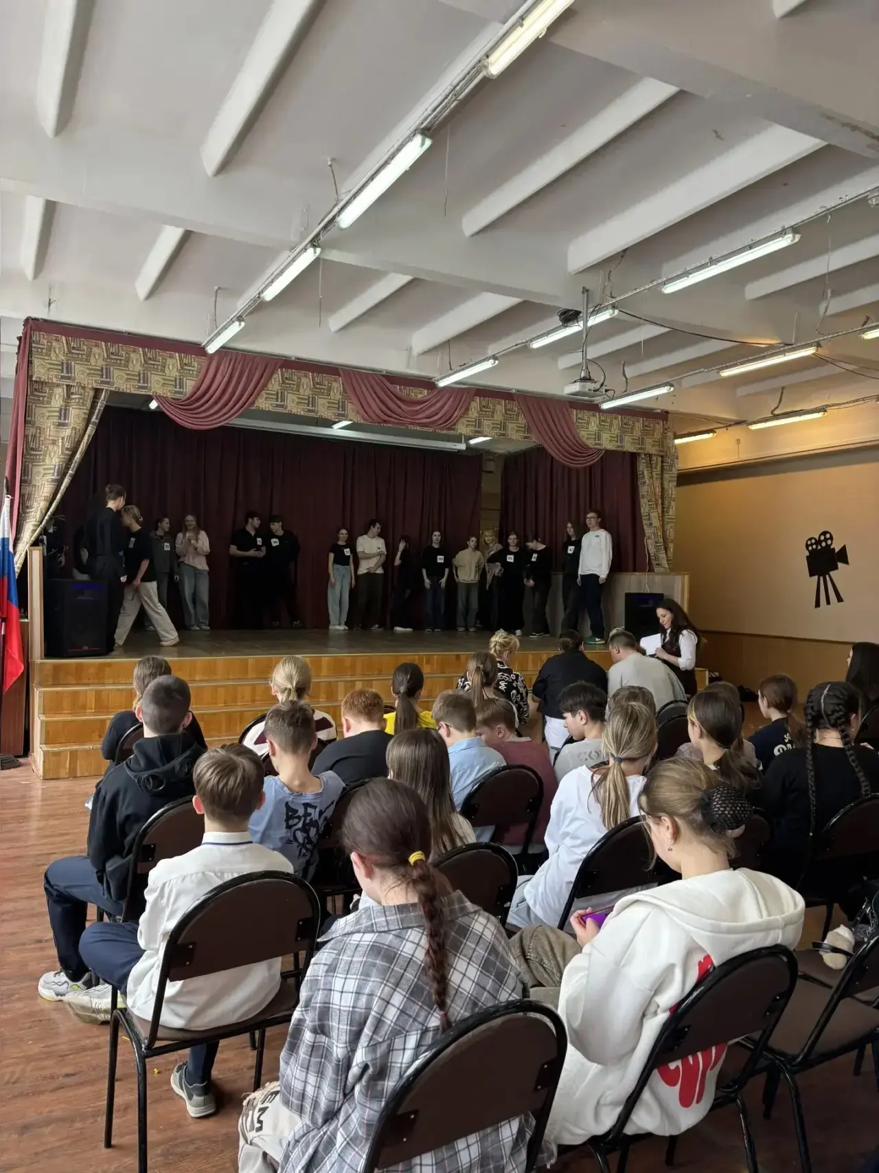 ✨ Театр в каждом из нас: как прошёл конкурс импровизации в нашей школе! ✨  Сегодня, в Международный 