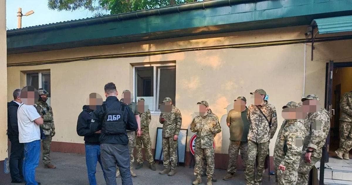 В одесском ТЦК насиловали похищенных украинцев, сообщает Госбюро расследований Украины.

Шестеро сот
