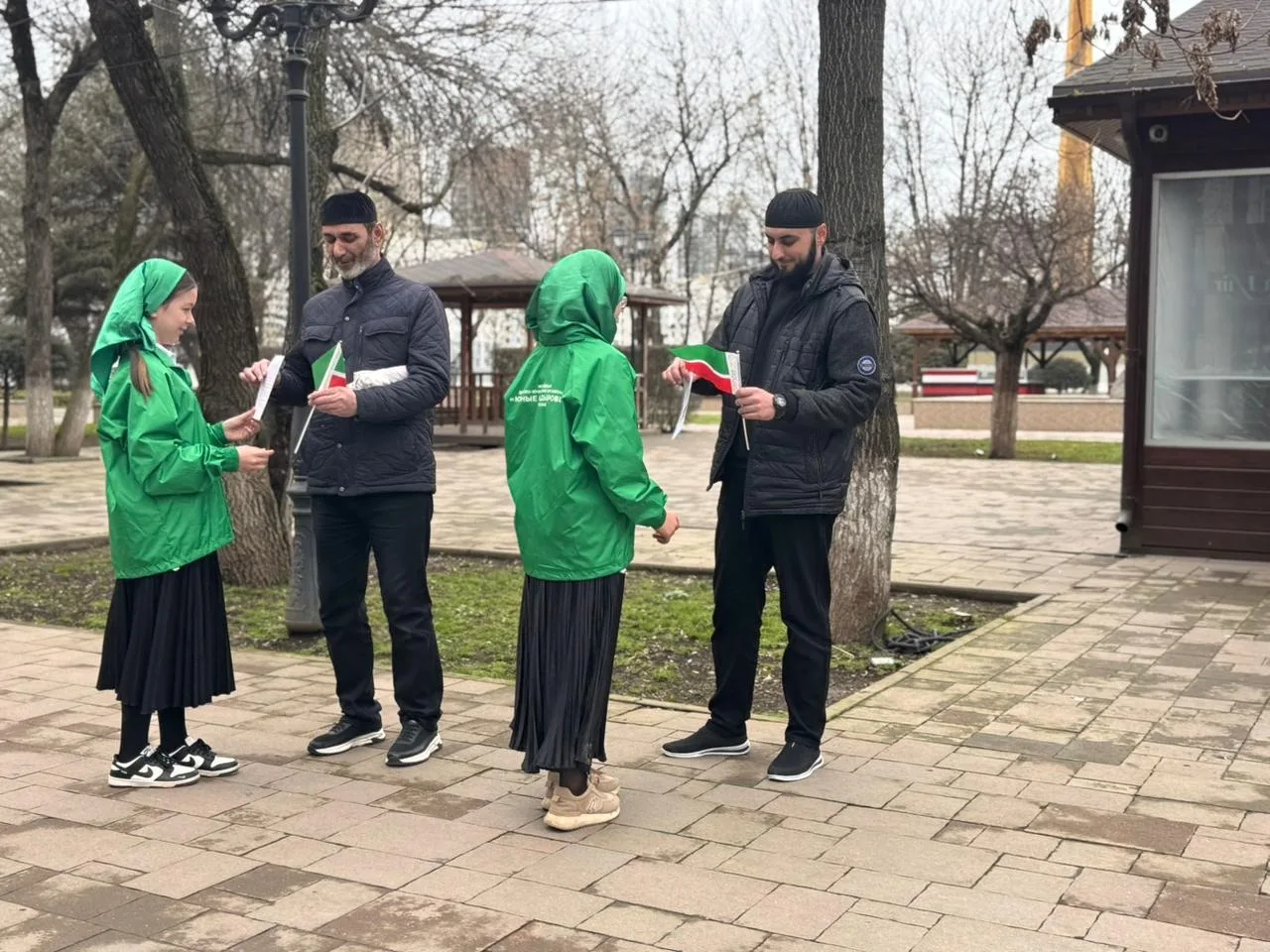 📌 В рамках празднования Дня Конституции Чеченской Республики представители школьной ячейки ЕДЮО «Юны