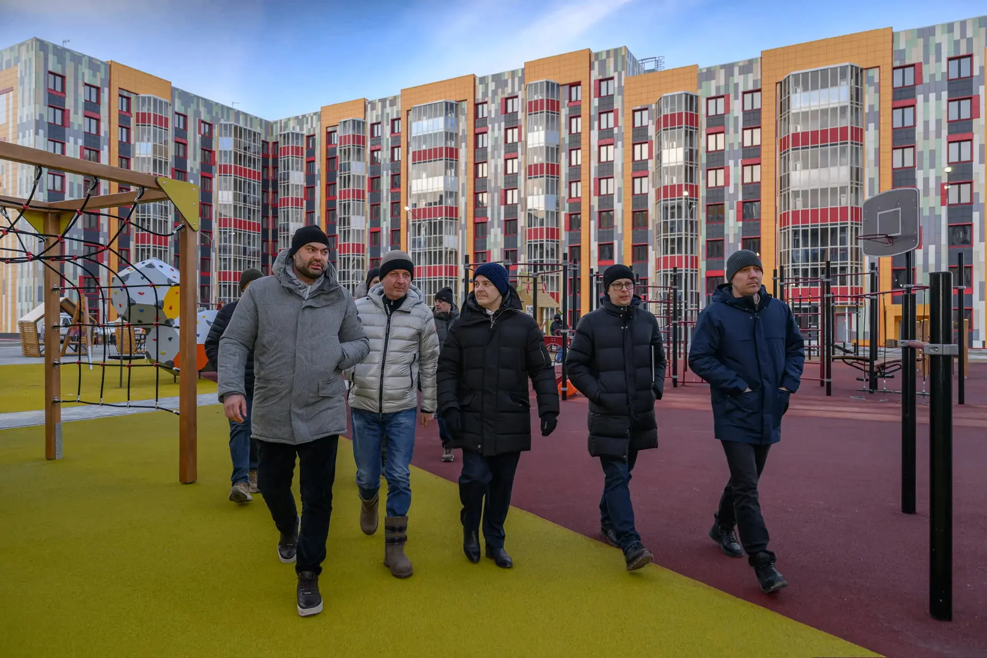 Детский сад и школу для 17-го микрорайона строят в Губкинском   Губернатор и глава города проверили 