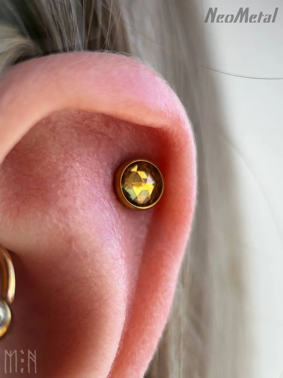 Bezel Set Gem от Neometal в проколе хеликс