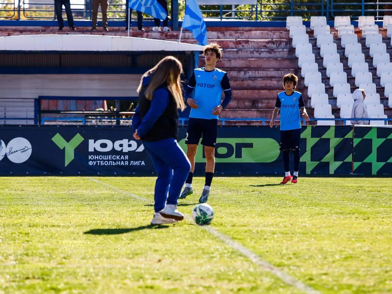 ⚽️ Вчера перед матчем ЮФЛ Юг U-15 между СШ «Ротор» и «Динамо-Дагестан» в честь Дня учит...