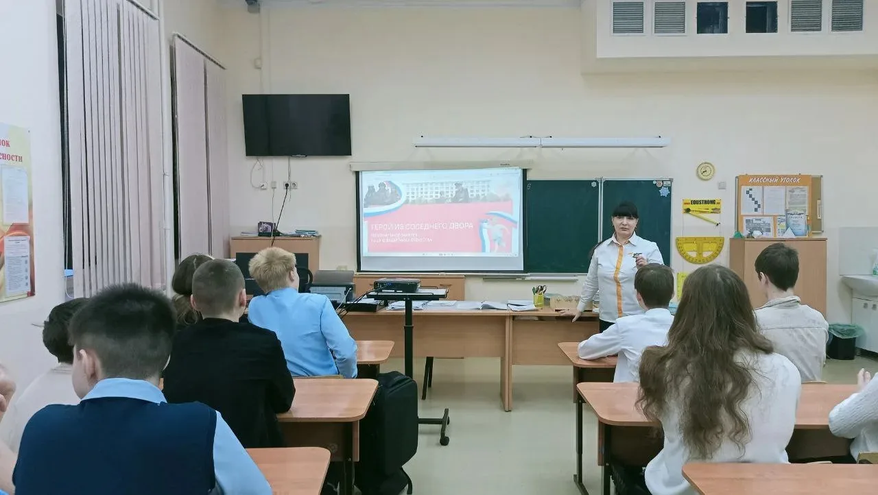 🇷🇺 Утро понедельника, 16 февраля, в нашем лицее началось с традиции: торжественная линейка, вынос фл