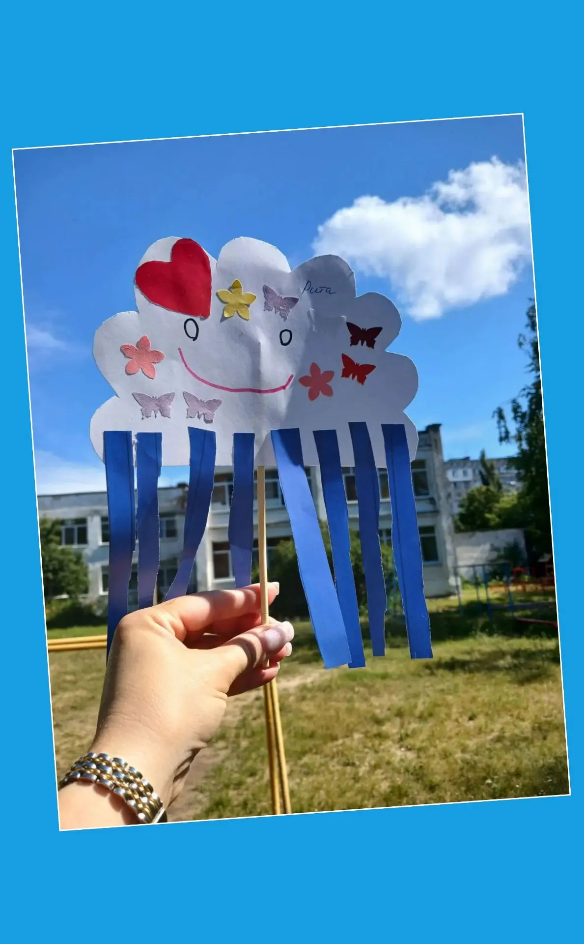 Сегодня ребята из группы 12  изготавливали 🌬ветерки
☁ " Веселое облачко ". Такой мастер - класс не 