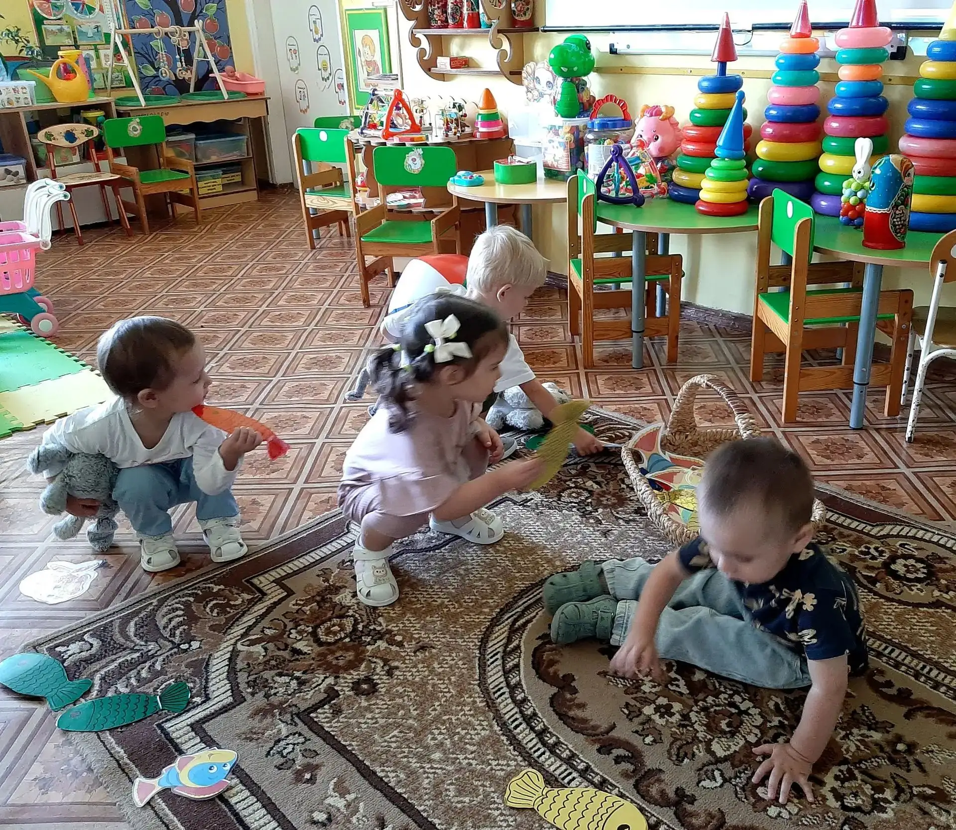 Малыши первой младшей группы " Пчелки" во время адаптации очень активно играют в подвиж...