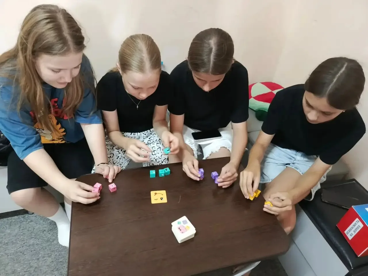🚦 Основа безопасности — знания!

В микрорайоне Зайково прошла беседа «Правила поведения на дорогах»