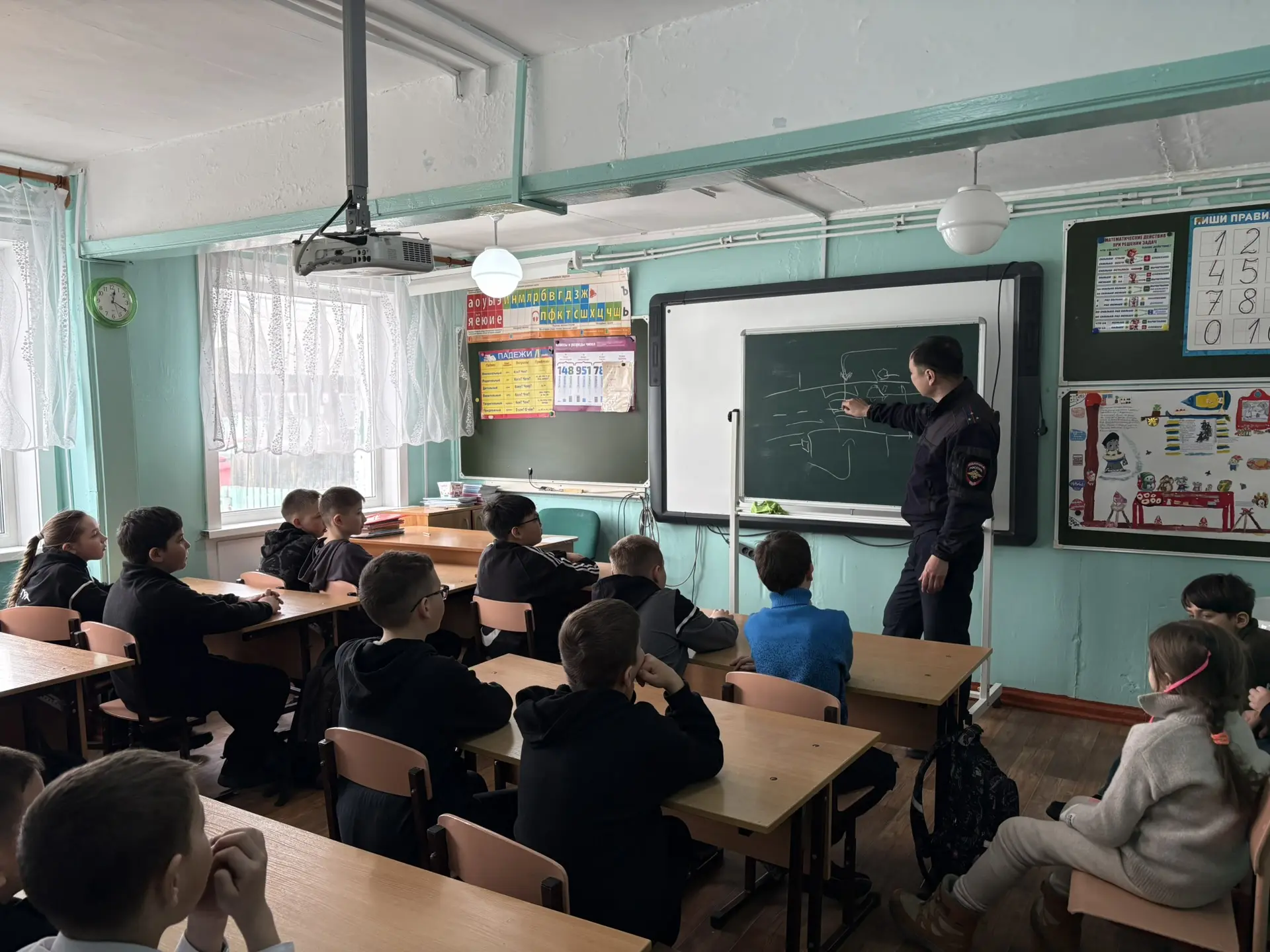 17 марта с учениками начальной школы состоялась встреча с инспектором ГАИ старшим лейте...