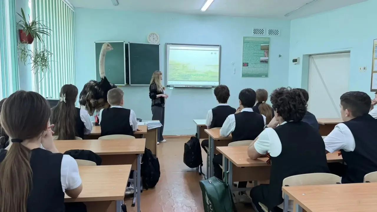 🔬 Классный час в 8 «Д»: знакомство с военно‑промышленным комплексом России  В 8 «Д» классе прошёл оч