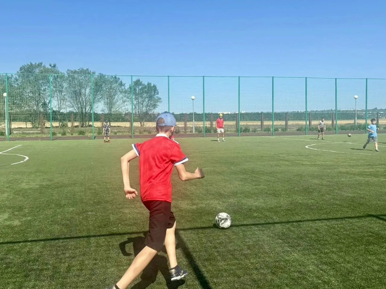 ⚽ Летнее утро начинается с футбола! 

Пока город только просыпается, на школьном стадионе «Звезды» у
