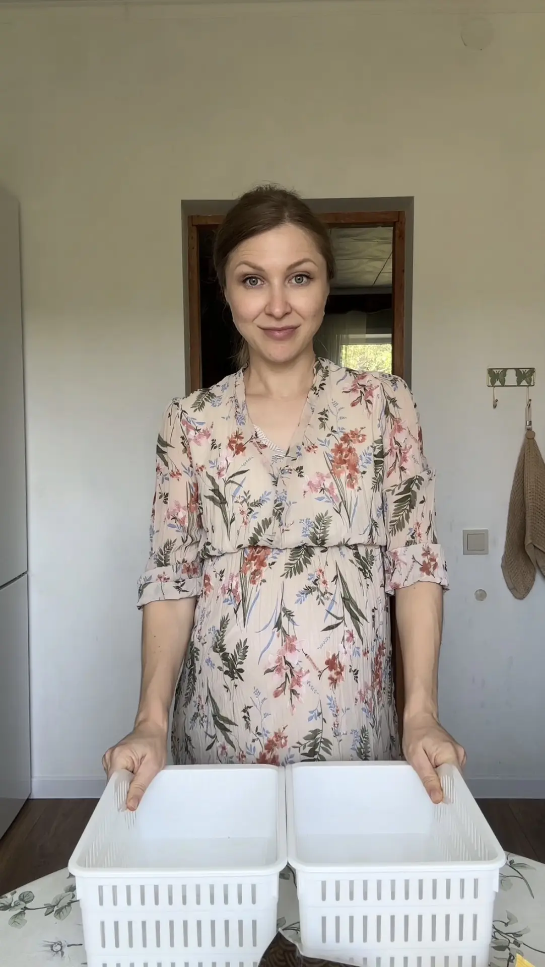 Мы поменяли холодильник: старый уехал на веранду, новый заехал на кухню.
А с новым холодильником при