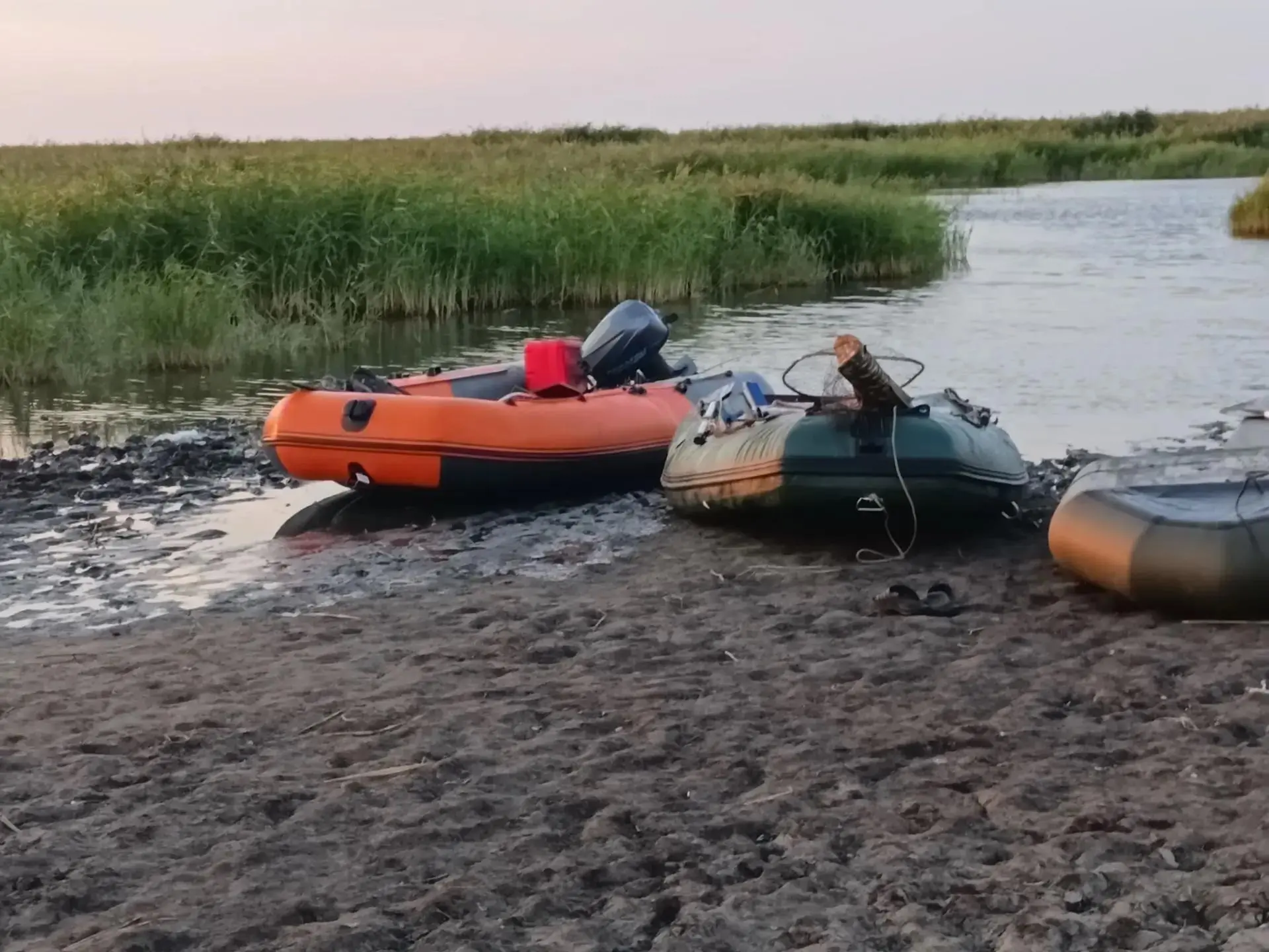 🌓 🌊 🌾 Ночь в камышах: спасатели Куйбышевского ПСО нашли семью с тремя детьми на озере Сартлан

Но