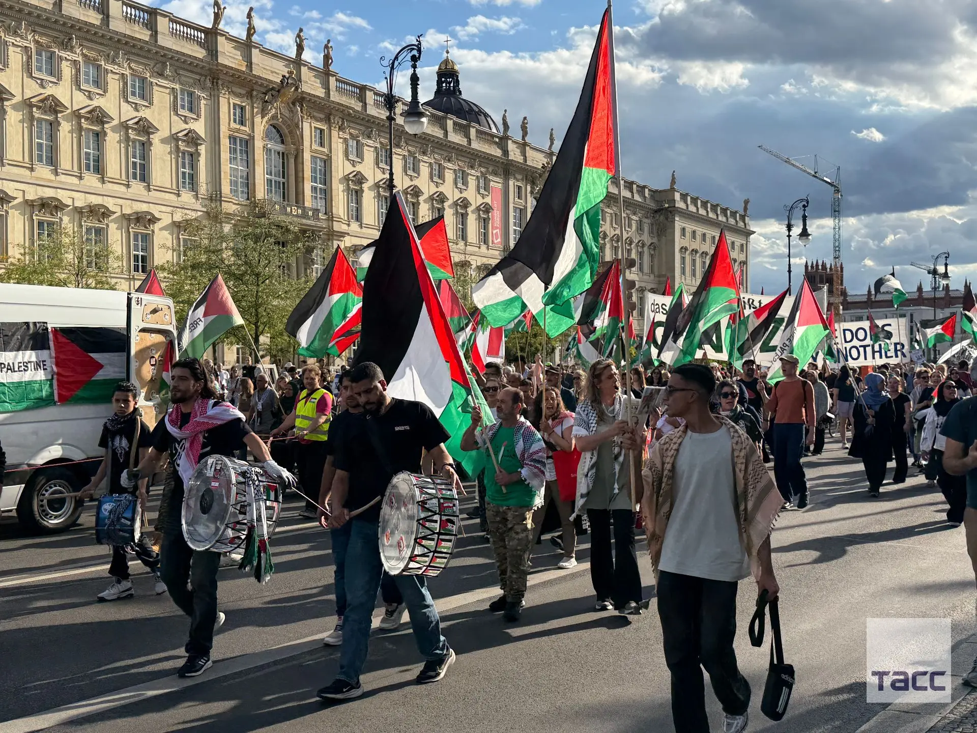 В Берлине проходит массовая демонстрация в поддержку Палестины.