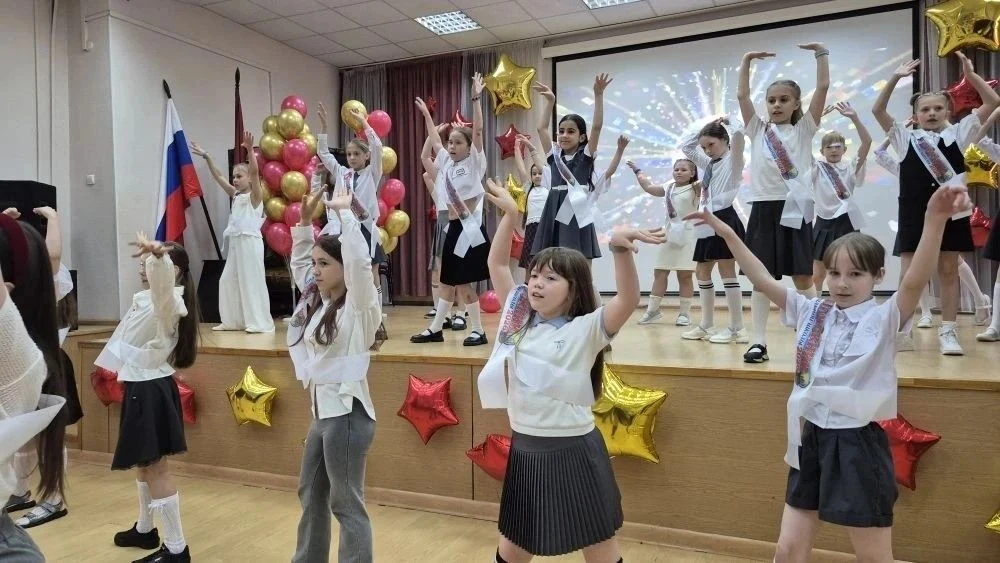 В Школе 1375 прошли выпускные праздники для учеников 4-х классов - тёплые, искренние и наполненные о