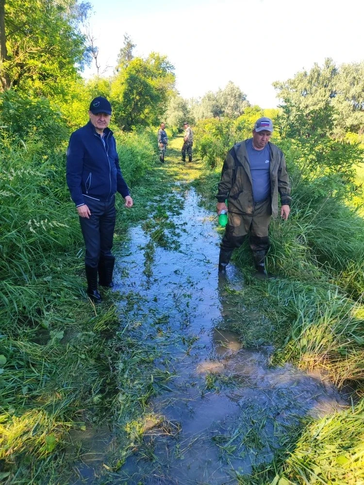 Продолжаем работу по укреплению дамбы из-за подъема воды в р. Кубань.