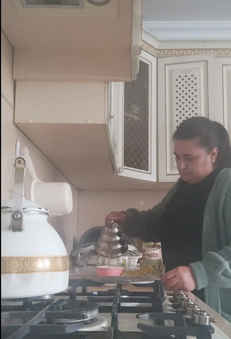 Социальный работник 1го отделения надомного обслуживания Беширова З.Г. посещает своих подопечных-пол
