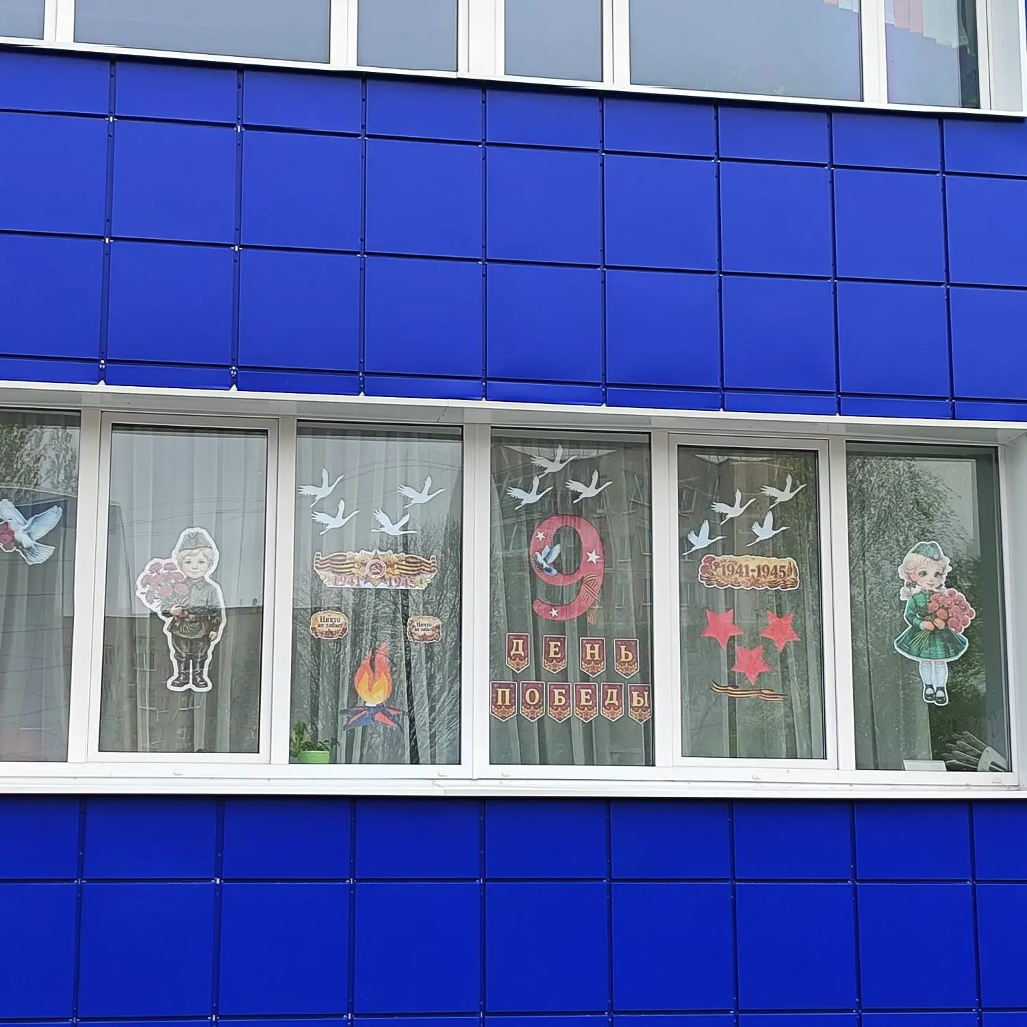 🎖Бессмертный полк в каждом окне.  Наша гимназия с гордостью присоединилась к Всероссийской акции «Ок