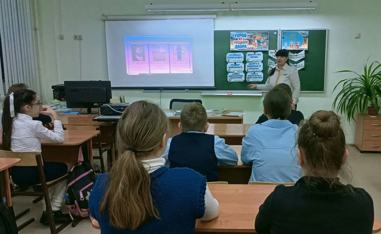 🇷🇺 Утро понедельника, 16 февраля, в нашем лицее началось с традиции: торжественная линейка, вынос фл