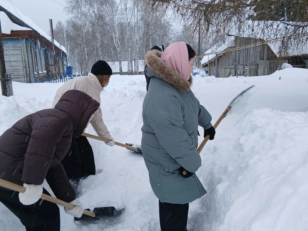 Нынешняя зима, щедрая на обильные снегопады, стала настоящим испытанием. Особенно остро ощущают труд