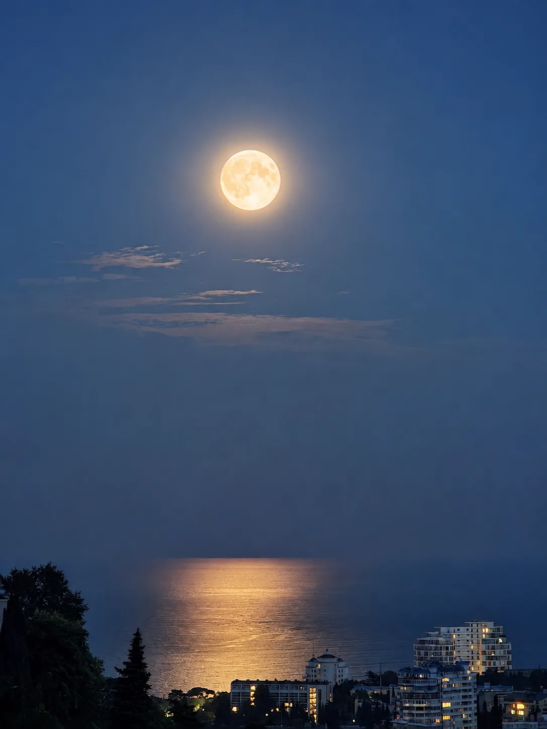 Луна над Ялтой 🌕 Всем хорошего вечера!