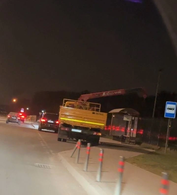 💬 От подписчика:  В ЖК Новая Рига водитель КАМАЗа на бешеной скорости пересёк сплошную, вылетел на в