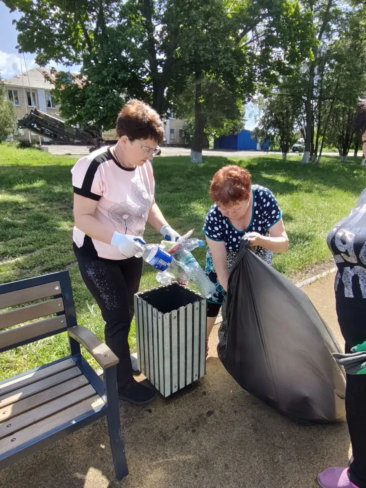 Сотрудники Луковского СДК и библиотеки провели акцию "Чистый четверг", убирали детскую ...
