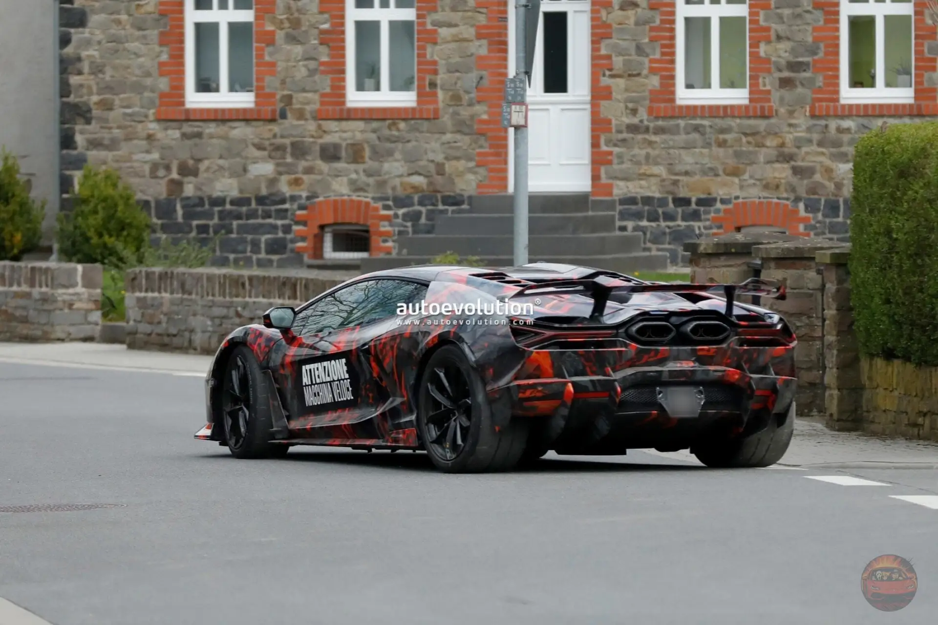 Lamborghini Revuelto SV могут показать в августе 2026 года

Lamborghini, по данным источников, завер