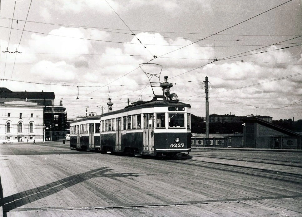 🚋 «Американка» над Невой, 1964 год

Трамвай‑долгожитель «американка» осторожно катится по деревянно