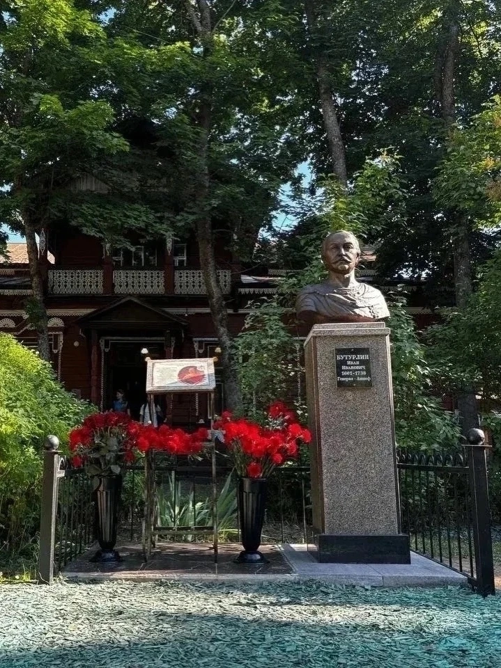 В селе Крутец Александровского округа открыли бюст сподвижника Петра I и стенд в память о дирижёре А